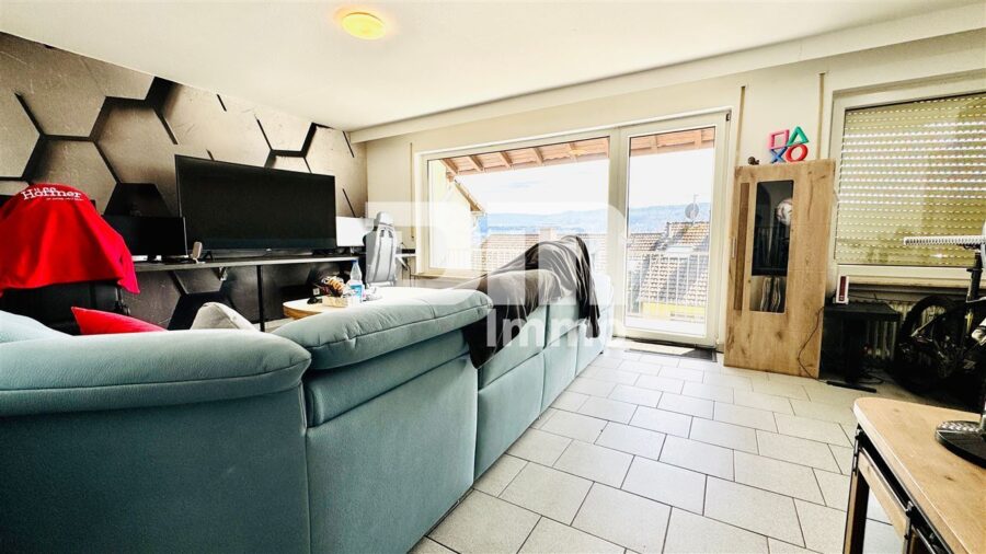 Hochwertiges Drei- bis Vierfamilienhaus in erhobener Ortsrandlage mit Panoramablick - 1.OG Wohn / Esszimmer / Zugang Balkon